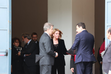 El presidente de la Junta de Andalucía, Juanma Moreno, junto a el presidente del PP, Alberto Nuñez Feijóo, a la llegada a la misa funeral en memoria de las 45 personas fallecidas en el accidente fe