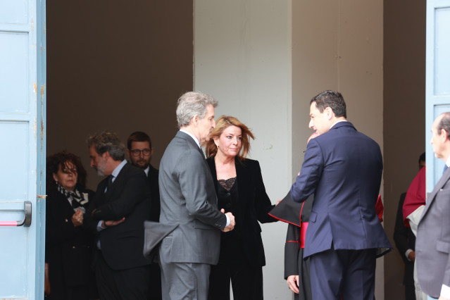El presidente de la Junta de Andalucía, Juanma Moreno, junto a el presidente del PP, Alberto Nuñez Feijóo, a la llegada a la misa funeral en memoria de las 45 personas fallecidas en el accidente ferroviario de Adamuz (Córdoba). A 29 de enero del 2026 en H