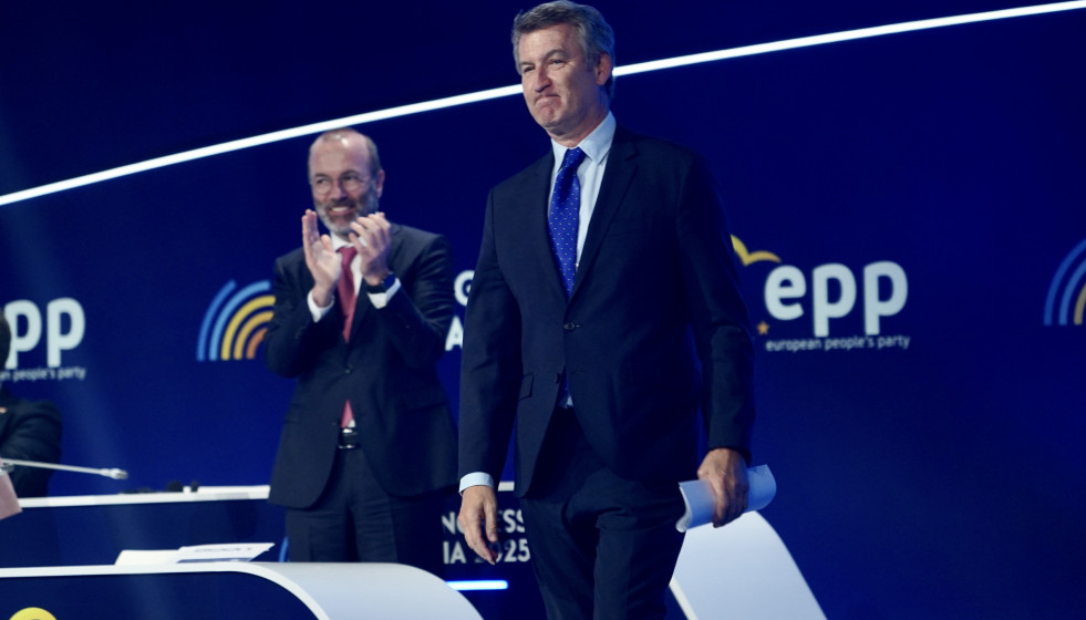 Archivo - El presidente del Partido Popular Europeo, Manfred Weber, y el presidente del PP, Alberto Núñez Feijóo, en la clausura del congreso del Partido Popular Europeo (PPE), a 30 de abril de 202