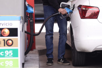 Archivo - Un hombre repostando con su coche en una gasolinera