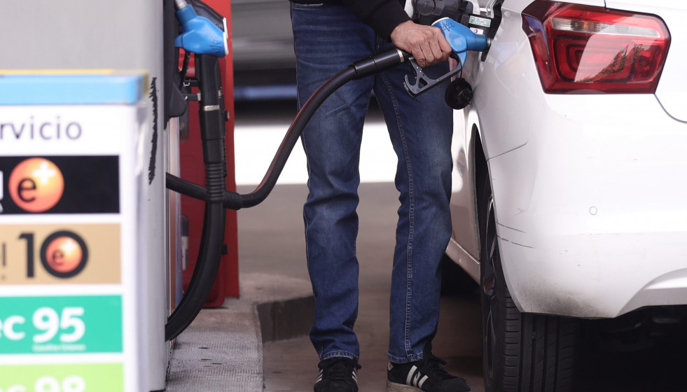 Archivo - Un hombre repostando con su coche en una gasolinera