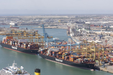 Archivo - El Puerto de Barcelona aumenta su tráfico exterior de contenedores por las importaciones de Asia.