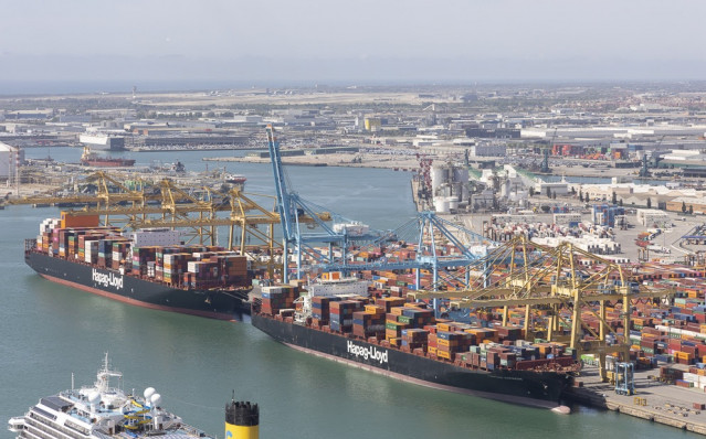 Archivo - El Puerto de Barcelona aumenta su tráfico exterior de contenedores por las importaciones de Asia.