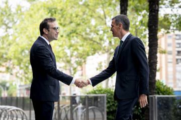 Archivo - El presidente del Gobierno, Pedro Sánchez (d), saluda al ministro de Economía, Comercio y Empresa, Carlos Cuerpo (i).