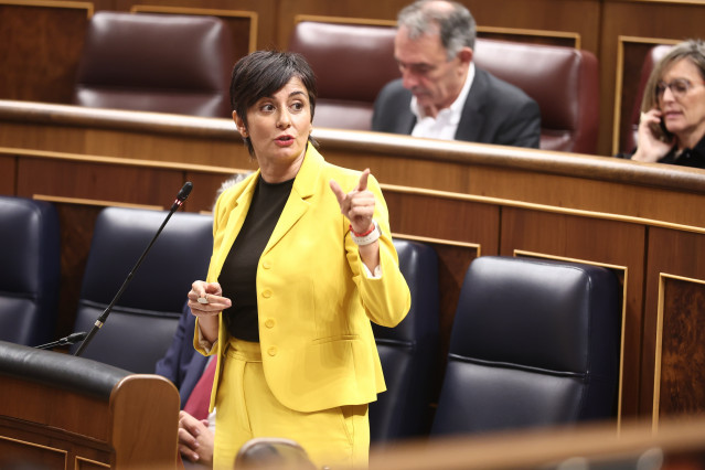 Archivo - La ministra de Seguridad Social y Migraciones, Isabel Rodríguez, interviene durante una sesión de control al Gobierno, en el Congreso de los Diputados, a 19 de noviembre de 2025, en Madrid (España).