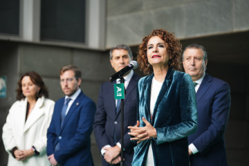 La vicepresidenta primera y ministra de Hacienda, María Jesús Montero, este viernes en declaraciones a los medios en Sevilla, antes de presidir el acto de presentación del Plan EDIL de la provincia