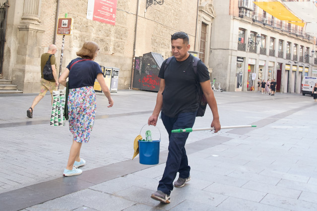 Archivo - Un limpiador trabajando al sol, a 18 de julio de 2024, en Madrid (España).