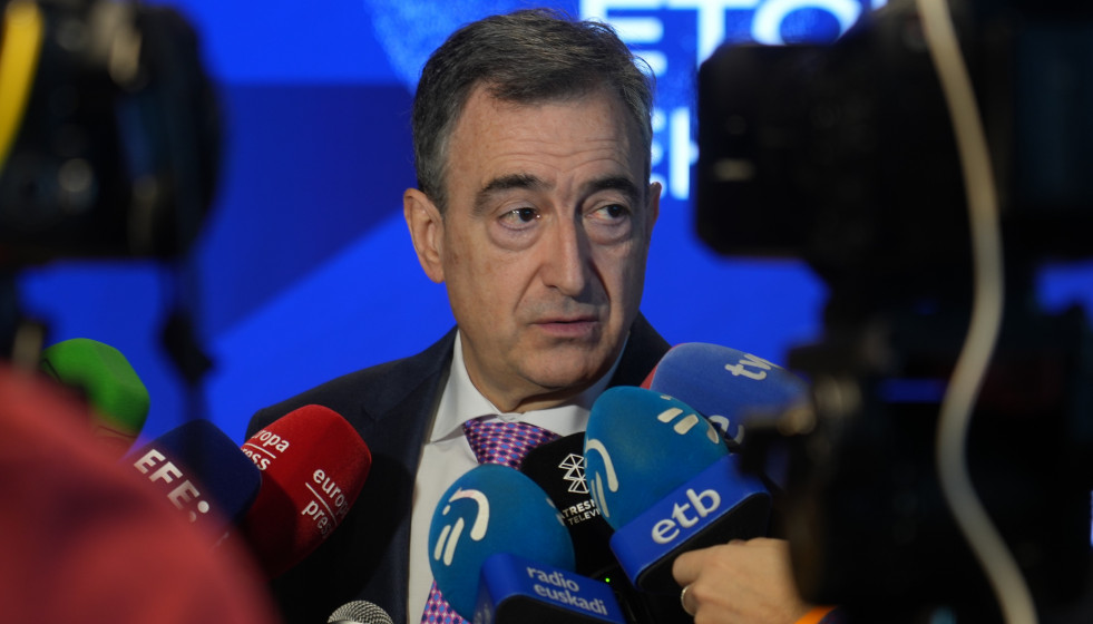 El presidente del EBB del PNV, Aitor Esteban, ofrece declaraciones a los medios