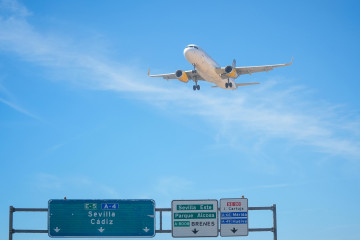 Archivo - Un avión aterriza en Sevilla.