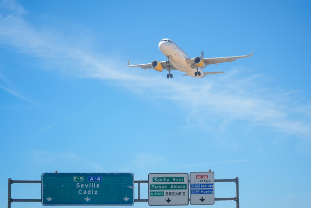 Archivo - Un avión aterriza en Sevilla.