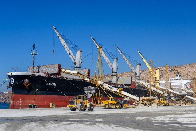 Archivo - Carga de yeso en el Puerto de Carboneras (Almería).
