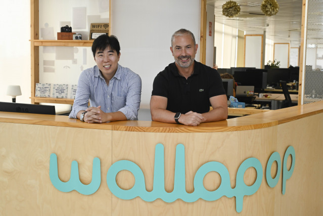El ceo de Naver Europe, Seokjoo Han, y el ceo de Wallapop, Rob Cassedy.