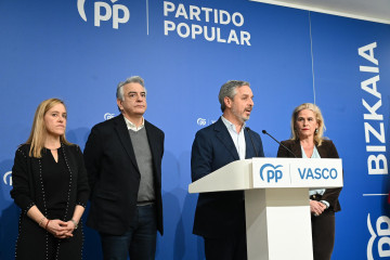 El vicesecretario del PP de Hacienda, Vivienda e Infraestructuras, Juan Bravo (2D), el presidente del PP Vasco, Javier de Andrés (2I), y la presidenta del PP de Bizkaia, Amaya Fernández (I)ofrecen u
