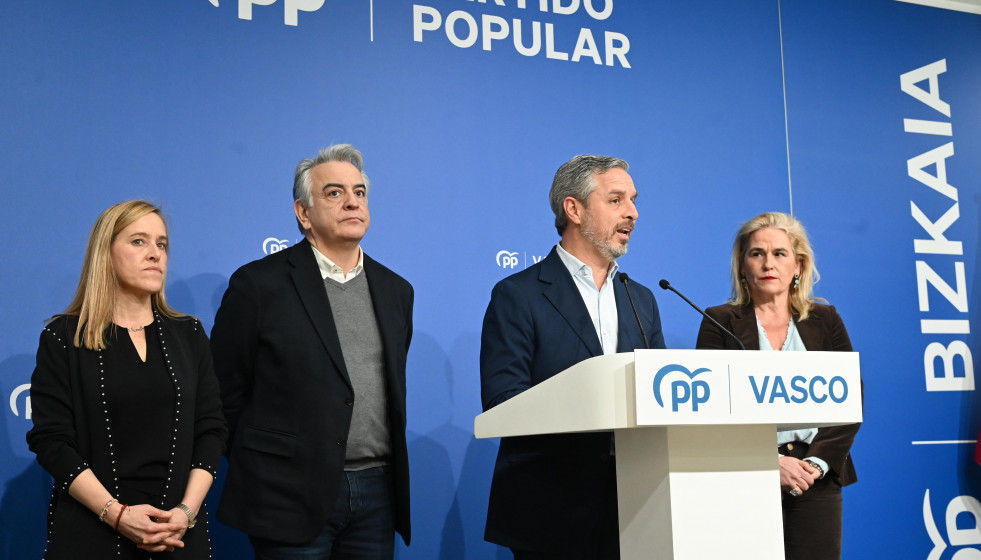 El vicesecretario del PP de Hacienda, Vivienda e Infraestructuras, Juan Bravo (2D), el presidente del PP Vasco, Javier de Andrés (2I), y la presidenta del PP de Bizkaia, Amaya Fernández (I)ofrecen u