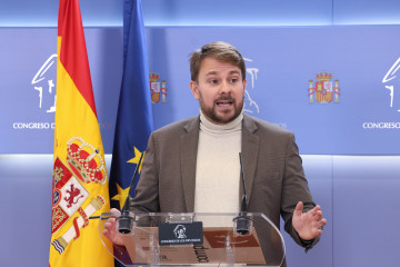 El diputado de Sumar Alberto Ibáñez durante una rueda de prensa, en el Congreso de los Diputados, a 13 de enero de 2025, en Madrid (España).