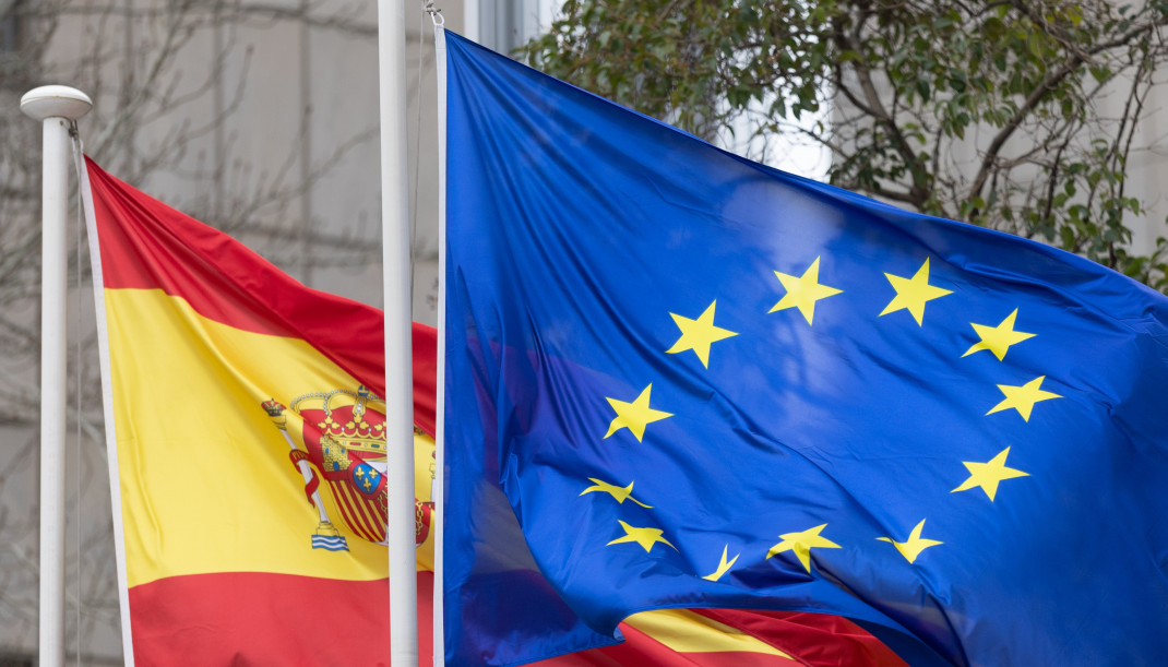 Archivo - La bandera de España y de la Unión Europea ondean en la Sede de la SEPI, a 7 de febrero de 2025, en Madrid (España).