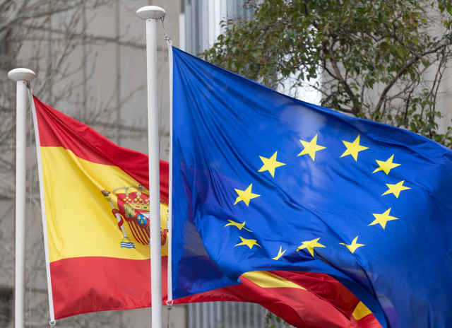 Archivo - La bandera de España y de la Unión Europea ondean en la Sede de la SEPI, a 7 de febrero de 2025, en Madrid (España).
