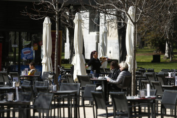 Archivo - Una camarera trabajando