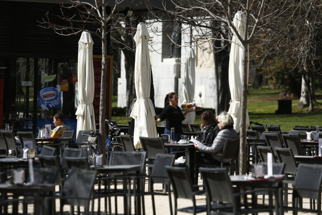 Archivo - Una camarera trabajando