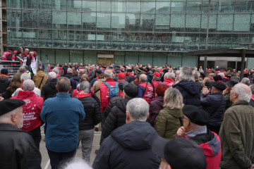 Pensionistas durante una concentración contra la paralización de la subida de las pensiones en 2026, a 29 de enero de 2026, en Bilbao, País Vasco (España). La concentración ha sido convocada por 