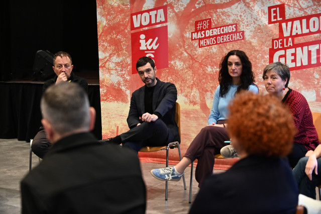 El ministro de Derechos Sociales, Consumo y Agenda 2030, Pablo Bustinduy (2i), y la candidata a la Presidencia del Gobierno de Aragón por Izquierda Unida-Movimiento Sumar, Marta Abengochea (2d).