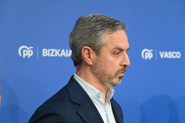 El vicesecretario del PP de Hacienda, Vivienda e Infraestructuras, Juan Bravo, ofrece una rueda de prensa, en la sede del PP, a 30 de enero de 2026, en Bilbao.
