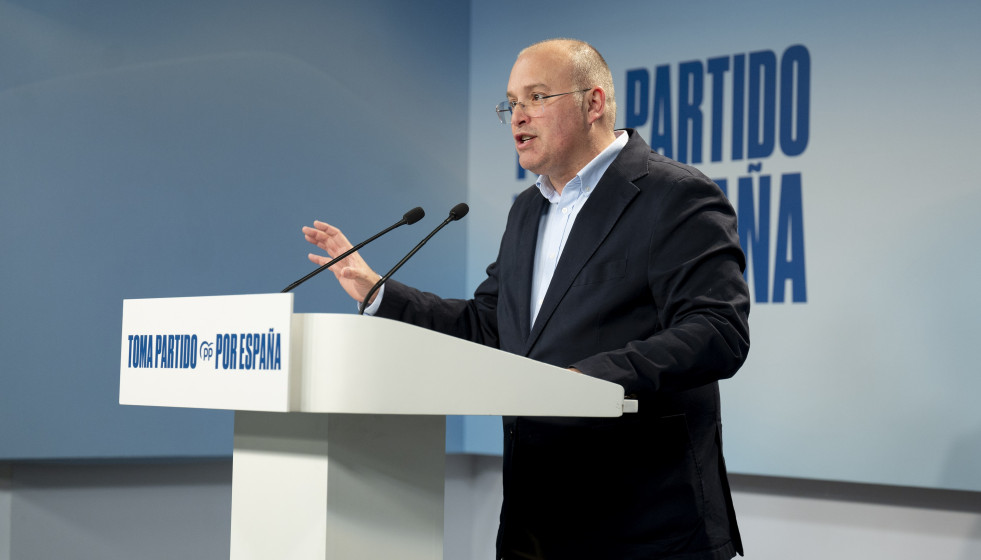 Archivo - El secretario general del PP, Miguel Tellado, ofrece declaraciones a la prensa.