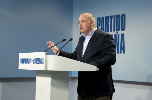 Archivo - El secretario general del PP, Miguel Tellado, ofrece declaraciones a la prensa.