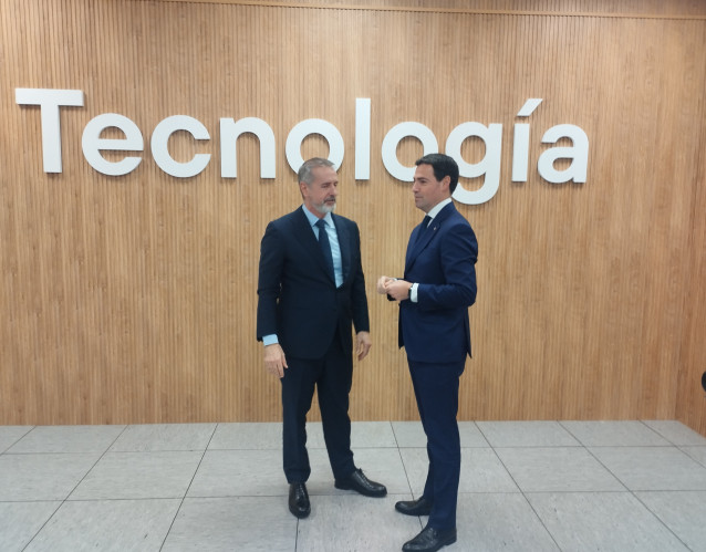 El presidente ejecutivo de Telefónica, Marc Murtra, y el Lehendakari, Imanol Pradales, en la inauguración del Centro de Talento y Tecnología Javier Echenique en Bilbao