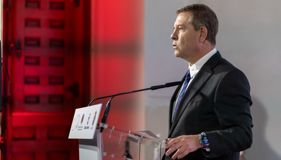 El presidente de Castilla-La Mancha, Emiliano García-Page, entrega los Broches Gastronómicos del Medio Rural.