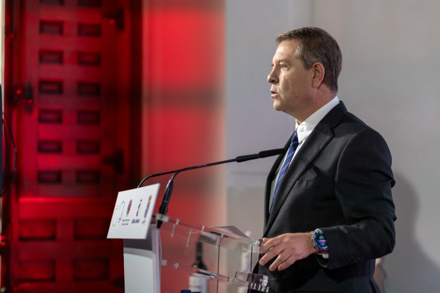 El presidente de Castilla-La Mancha, Emiliano García-Page, entrega los Broches Gastronómicos del Medio Rural.