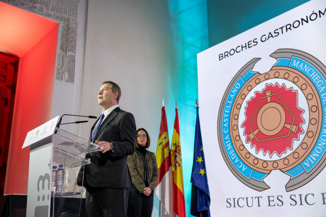 El presidente de Castilla-La Mancha, Emiliano García-Page, entrega los Broches Gastronómicos del Medio Rural.