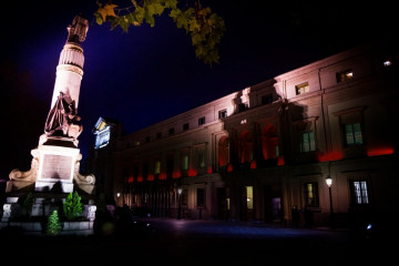 El Senado ilumina su fachada de rojo carmesí por el cumpleaños del Rey Felipe VI.