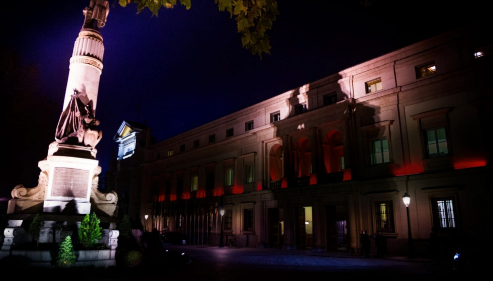 El Senado ilumina su fachada de rojo carmesí por el cumpleaños del Rey Felipe VI.