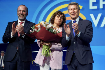 Archivo - La eurodiputada, Dolors Montserrat, el presidente del PP, Alberto Núñez Feijóo, y el presidente del Partido Popular Europeo, Manfred Weber,  en la clausura del congreso del Partido Popula