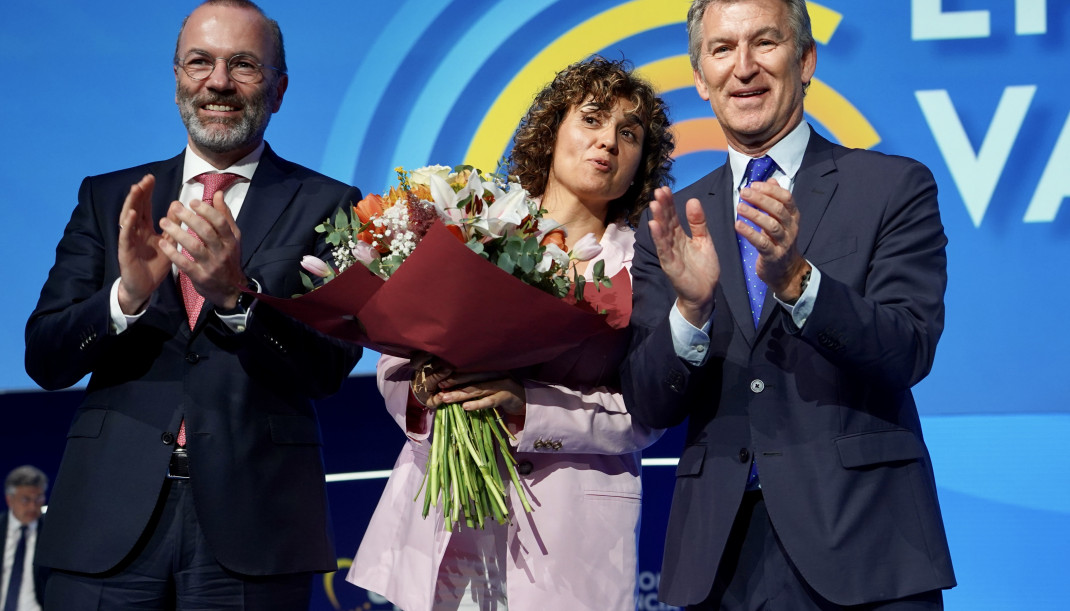 Archivo - La eurodiputada, Dolors Montserrat, el presidente del PP, Alberto Núñez Feijóo, y el presidente del Partido Popular Europeo, Manfred Weber,  en la clausura del congreso del Partido Popula