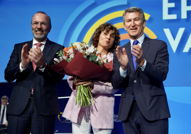 Archivo - La eurodiputada, Dolors Montserrat, el presidente del PP, Alberto Núñez Feijóo, y el presidente del Partido Popular Europeo, Manfred Weber,  en la clausura del congreso del Partido Popular Europeo (PPE), a 30 de abril de 2025, en Valencia,