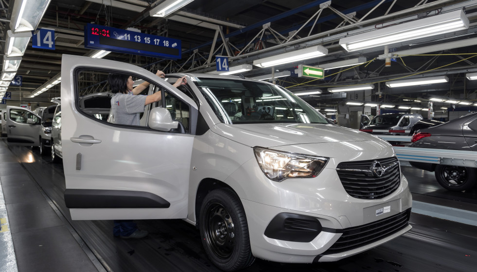 Archivo - Producción del Opel Combo en la planta de PSA en Vigo
