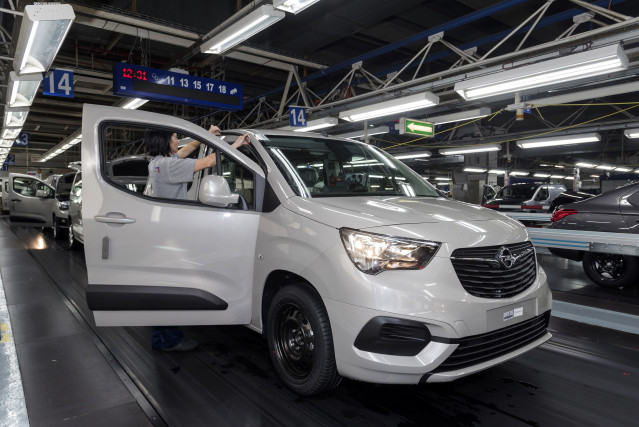 Archivo - Producción del Opel Combo en la planta de PSA en Vigo