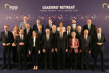 El líder del PP, Alberto Núñez Feijóo, con la presidenta de la Comisión Europea, Ursula von der Leyen, y otros mandatarios europeos durante la cumbre del PPE que se celebra en Zagreb (Croacia).