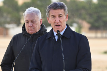 El presidente del PP, Alberto Núñez Feijóo, durante una rueda de prensa, en la fábrica Stellantis, a 28 de enero de 2026, en Figueruelas, Zaragoza, Aragón (España).