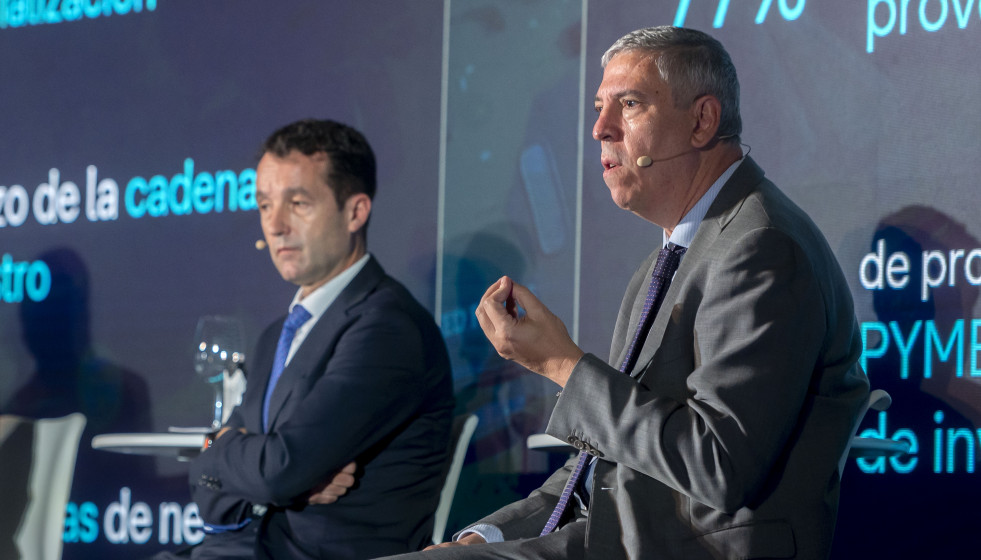 Archivo - (I-D) El presidente de Indra, Ángel Escribano, y el consejero delegado de Indra Group, José Vicente de los Mozos, durante una reunión para trabajar en los Programas Especiales de Moderniz