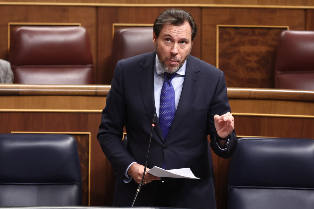 Archivo - El ministro de Transportes y Movilidad Sostenible, Óscar Puente, durante una sesión de control al Gobierno, en el Congreso de los Diputados, a 12 de noviembre de 2025, en Madrid (España).