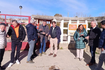 El cabeza de lista de Teruel Existe, Tomás Guitarte, junto con otos candidatos en el IES Bajo Aragón.
