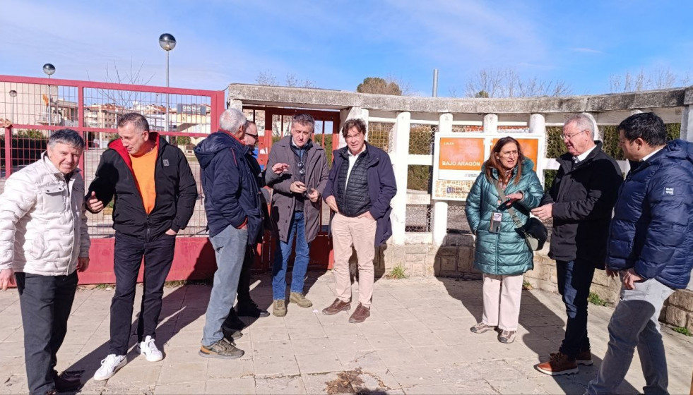 El cabeza de lista de Teruel Existe, Tomás Guitarte, junto con otos candidatos en el IES Bajo Aragón.
