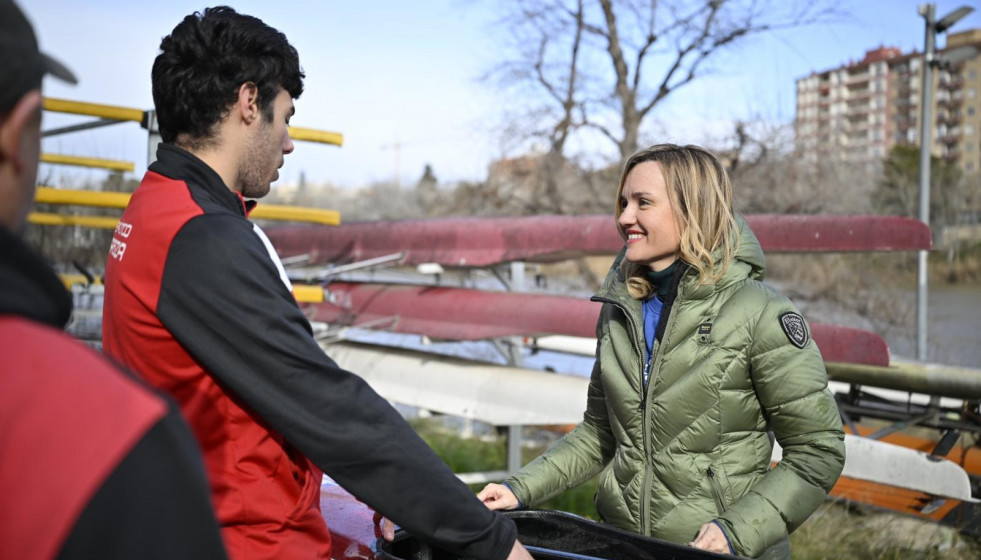 La candidata del PSOE, Pilar Alegría, al lado del río Ebro, en la capital aragonesa.