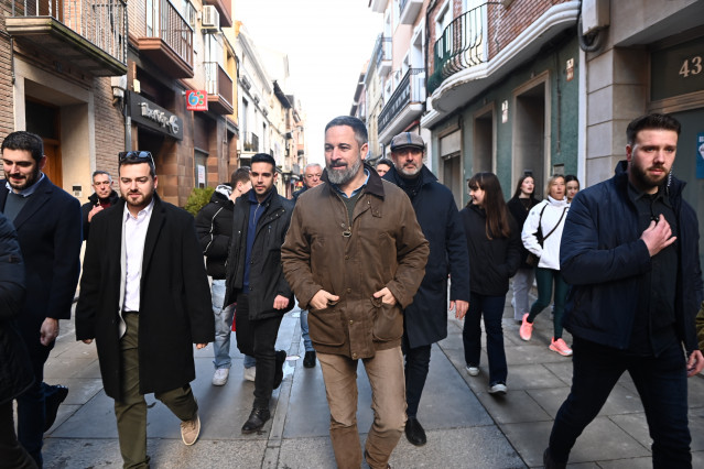 El presidente de Vox, Santiago Abascal, ha visitado este sábado la localidad zaragozana de Zuera.