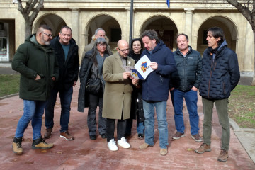 Los candidatos del PAR Alberto Izquierdo y María Ángeles Roca, junto a otros miembros de la lista, en la ciudad de Huesca.