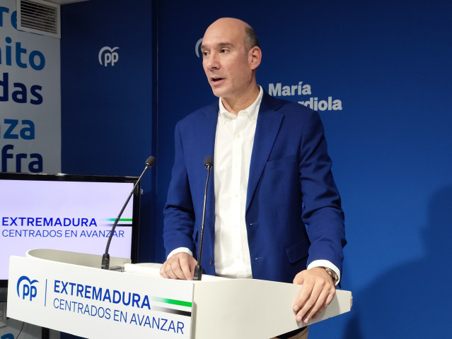 Archivo - El portavoz del Grupo Parlamentario Popular en la Asamblea de Extremadura, José Ángel Sánchez Juliá, en una rueda de prensa en Mérida. Imagen de archivo