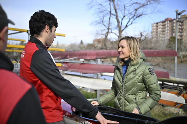 La candidata del PSOE, Pilar Alegría, al lado del río Ebro, en la capital aragonesa.